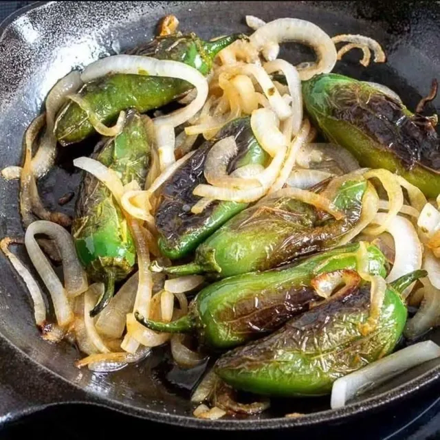 Chiles toreados con cebolla